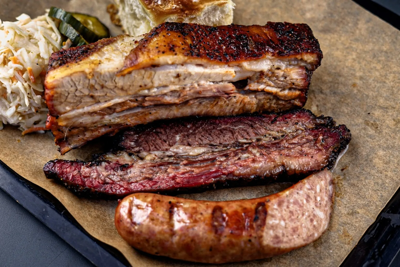 Grillitud liha ja vorstide toidufoto restoranile